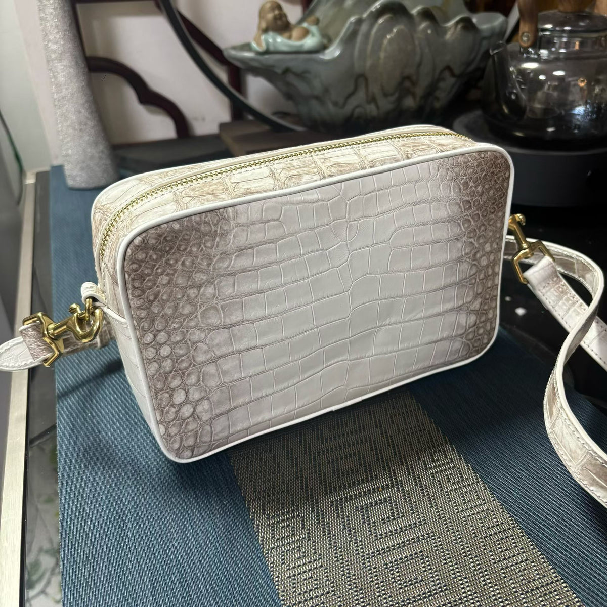 Handmade full-grain vegetable-tanned leather handbags & wallets
