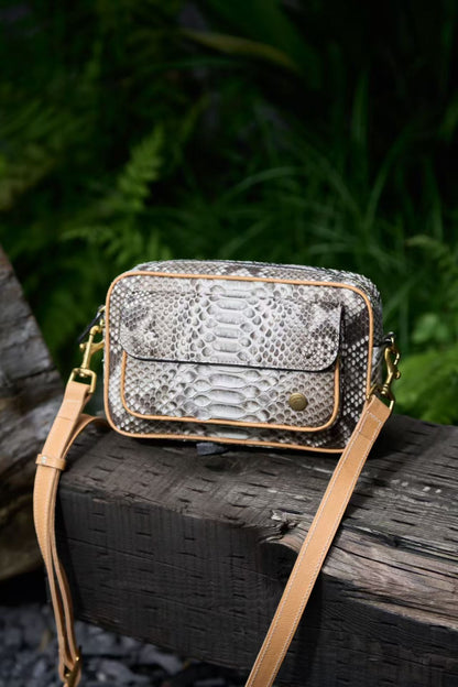 Handmade full-grain vegetable-tanned leather handbags & wallets