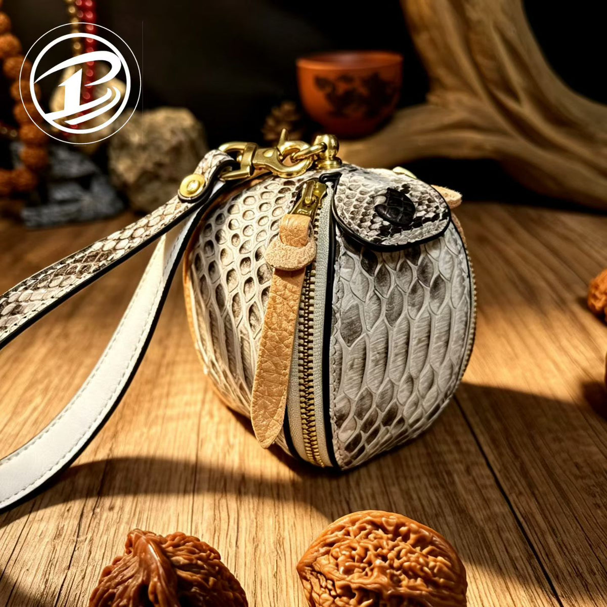 Handmade full-grain vegetable-tanned leather handbags & wallets